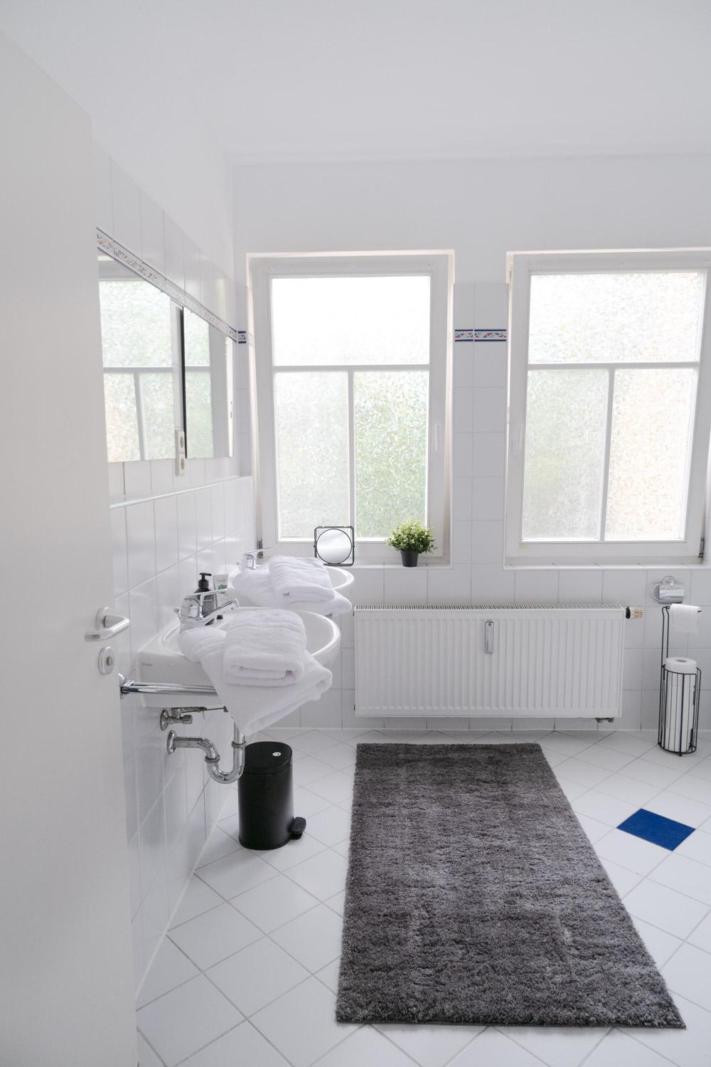Bella Casa - Business&Family - 2 Zimmer Direkt Neben Schloss, Parkplatz, Smarttv, Netflix, Waschmaschine, 24H Checkin, 71Qm, Kingsizebett, Hotelbettwaesche Ludwigsburg Luaran gambar